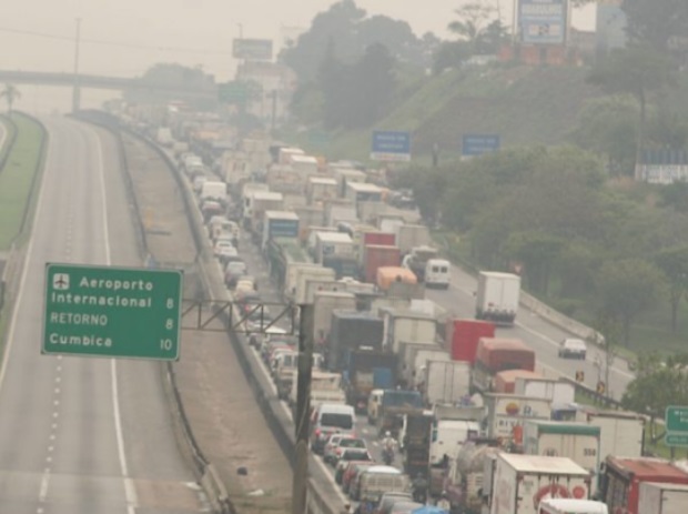 Mundo Positivo Queda De Barreira Provoca Congestionamento Na Rodovia