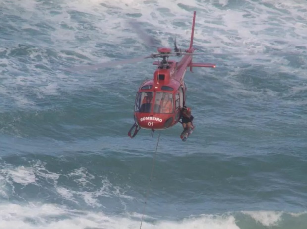 Mundo Positivo Helicóptero cai no mar na Barra da Tijuca uma pessoa