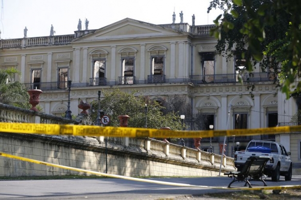 Construção de barreira nos arredores do Museu Nacional do Rio de Janeiro, após o incêndio.