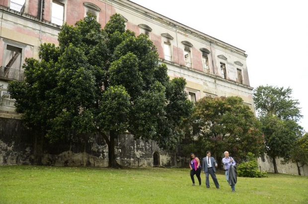 O diretor do Museu Nacional do Rio de Janeiro, Alexander Kellner (à direita) caminha com equipe na parte de trás do museu, na Quinta da Boa Vista.