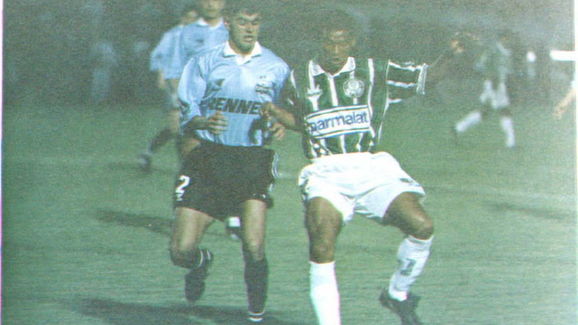 Palmeiras Muller(R) battles Gremio