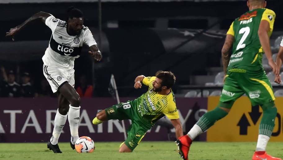 Ex-Arsenal, Adebayor é expulso na Libertadores por entrada criminosa; veja o lance - 1