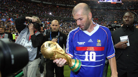 French player Zinedine Zidane (C), holdi