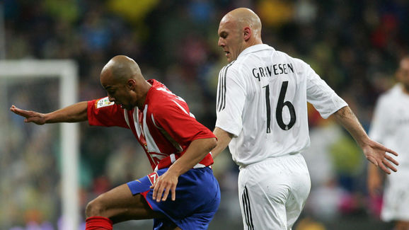 Real Madrid Thomas Gravesen (R) vies wit