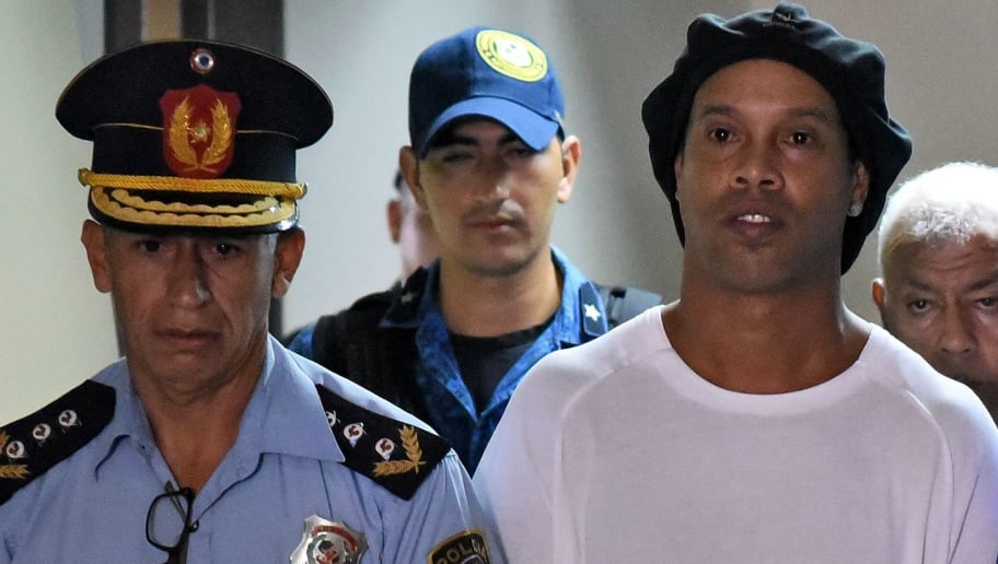 Ronaldinho manda recado para familiares de companheiro de prisão; veja o vídeo - 1