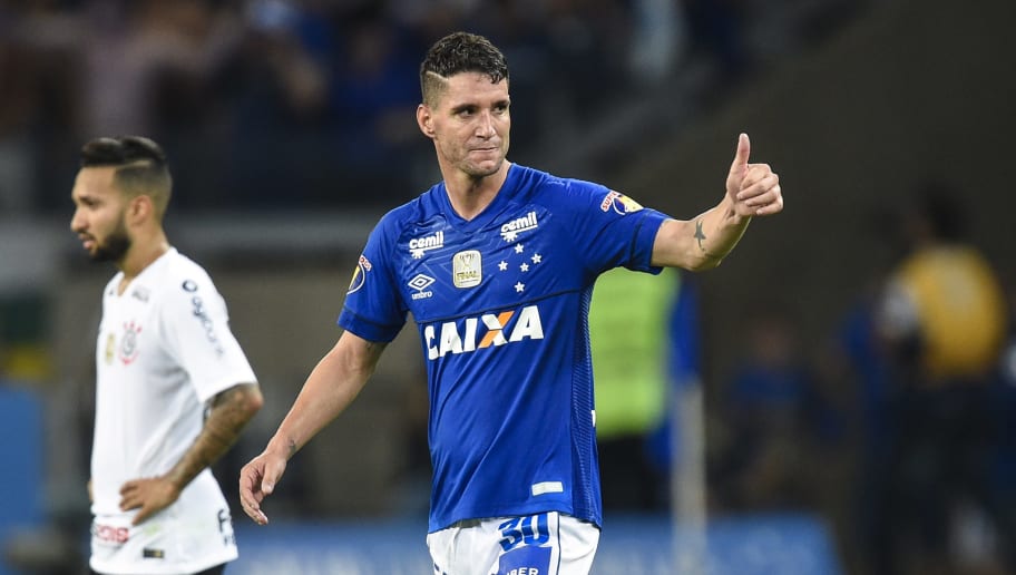 Ainda dói? Thiago Neves rebate provocação de atleticano, mas apaga post na sequência - 1