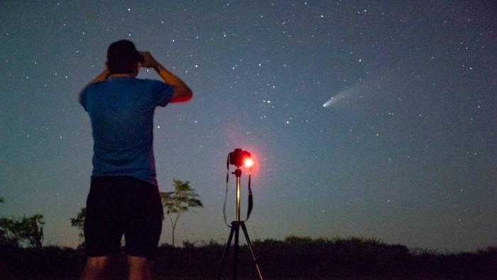 Cometa NEOWISE passa pelo Brasil e é fotografado no céu noturno; veja imagens - 1