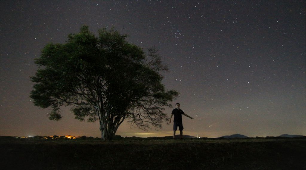 Cometa NEOWISE passa pelo Brasil e é fotografado no céu noturno; veja imagens - 6