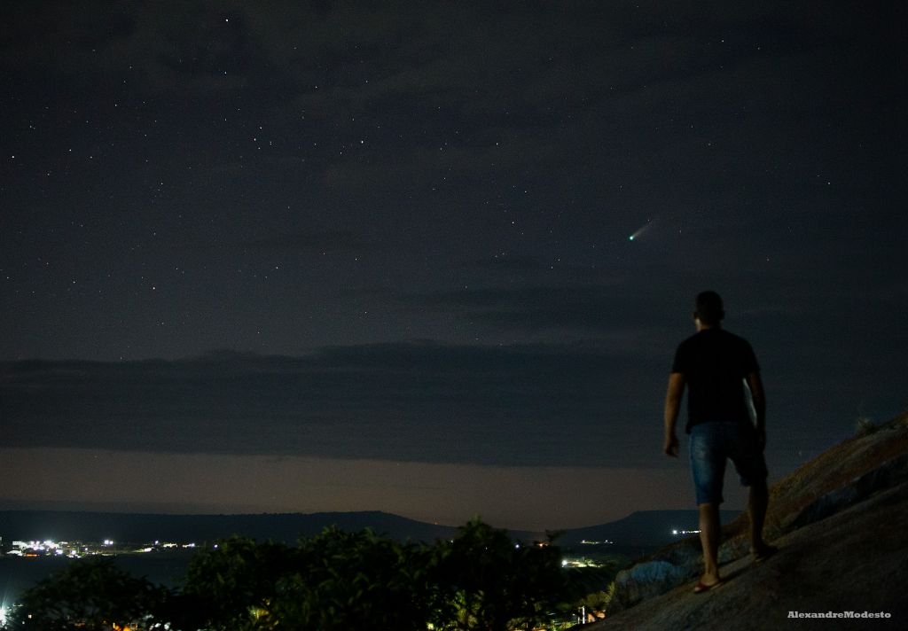 Cometa NEOWISE passa pelo Brasil e é fotografado no céu noturno; veja imagens - 7