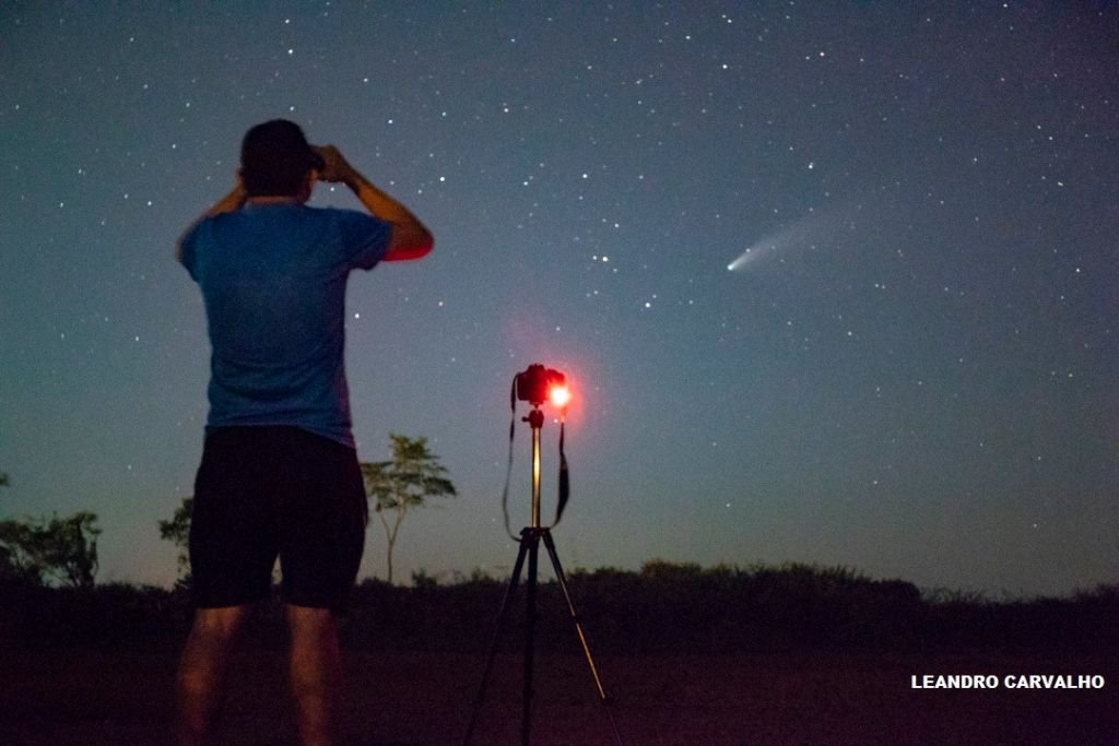 Cometa NEOWISE passa pelo Brasil e é fotografado no céu noturno; veja imagens - 8