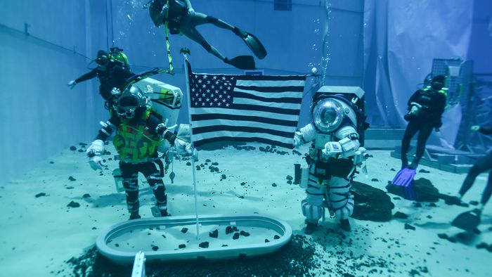 Astronautas que irão à Lua treinam caminhadas espaciais debaixo d'água - 1