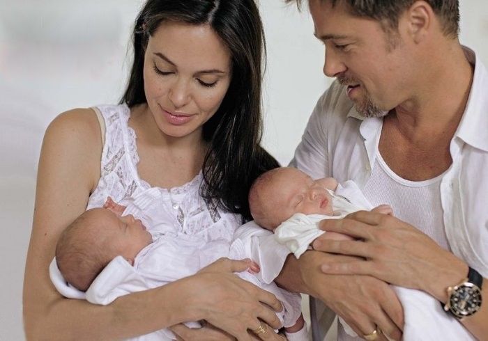 Foto: Em rara aparição pública, Angelina Jolie, ex-mulher de Brad Pitt posa  com os filhos gêmeos Knox e Vivienne, de 10 anos, e Pax, de 15, na entrada  da sala de exibição