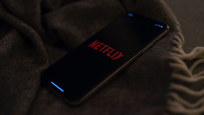 Netflix testa função que vai ajudar quem pega no sono ao assistir séries - 1