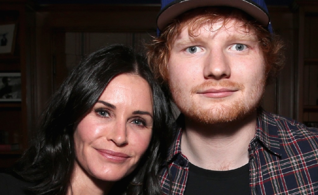 Courteney Cox e Ed Sheeran recriam momento icônico de 'Friends' com 'A Dança' de Monica e Ross – Notas – Glamurama