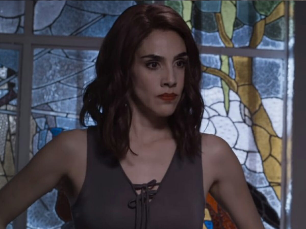 Paola faz a caveira de Paulina para a mãe delas - 1