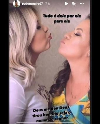 Marília e Ruth quase dão selinho