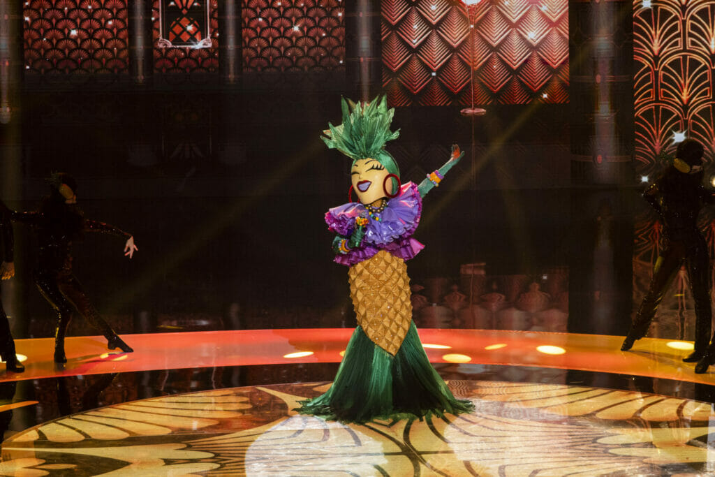 Abacaxi no palco do The Masked Singer Brasil (Divulgação)