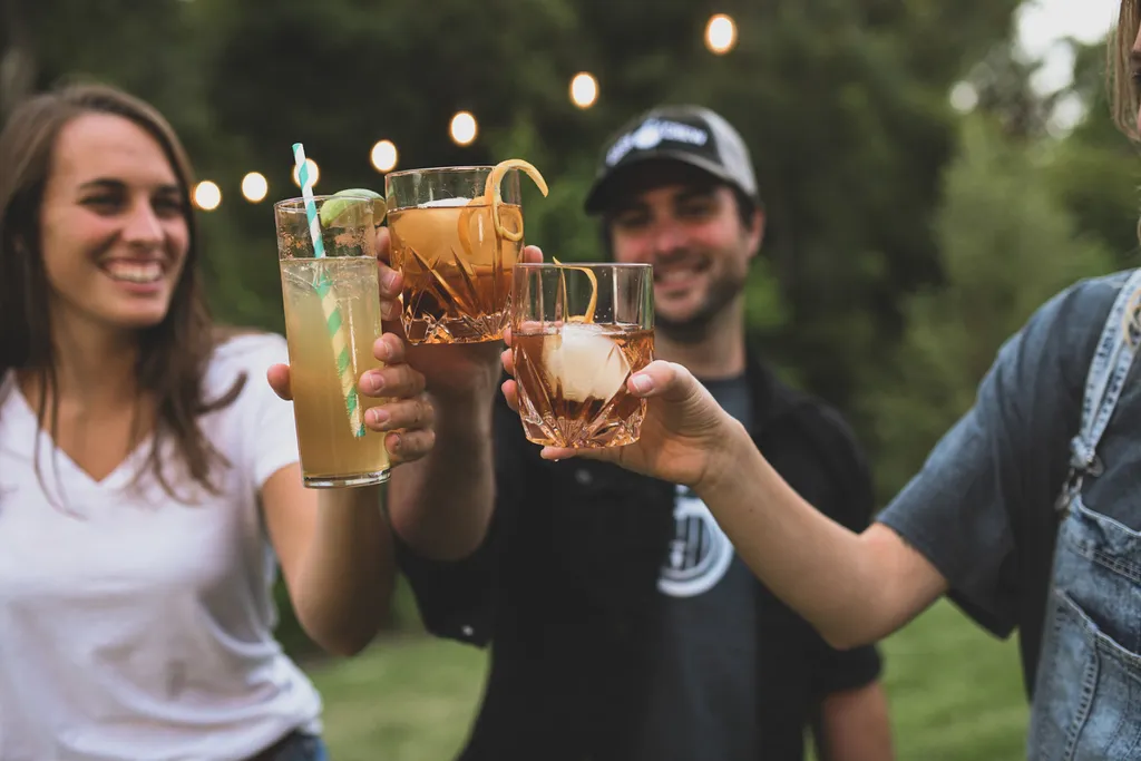 A depender do tipo de bebida consumido e se o indivíduo está se alimentando durante o consumo, a absorção e eliminação do álcool pode variar bastante (Imagem: Blake Wisz/Unsplash)