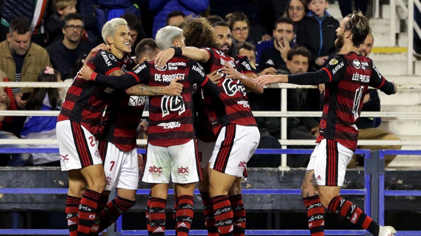 Com hat-trick de Pedro, Flamengo goleia Vélez e dá passo gigante por nova final de Libertadores - 1