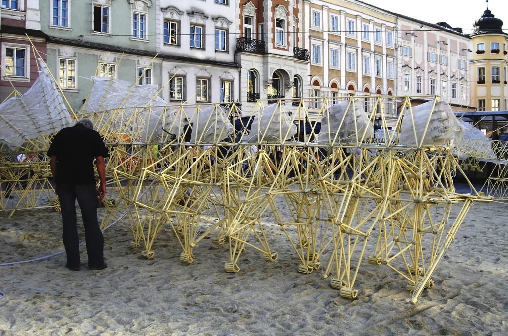 Os Strandbeest, máquinas movidas a vento na Holanda, funcionam de forma parecida com as células, encadeando movimentos mecânicos para se deslocar (Imagem: Eloquence/Domínio Público)