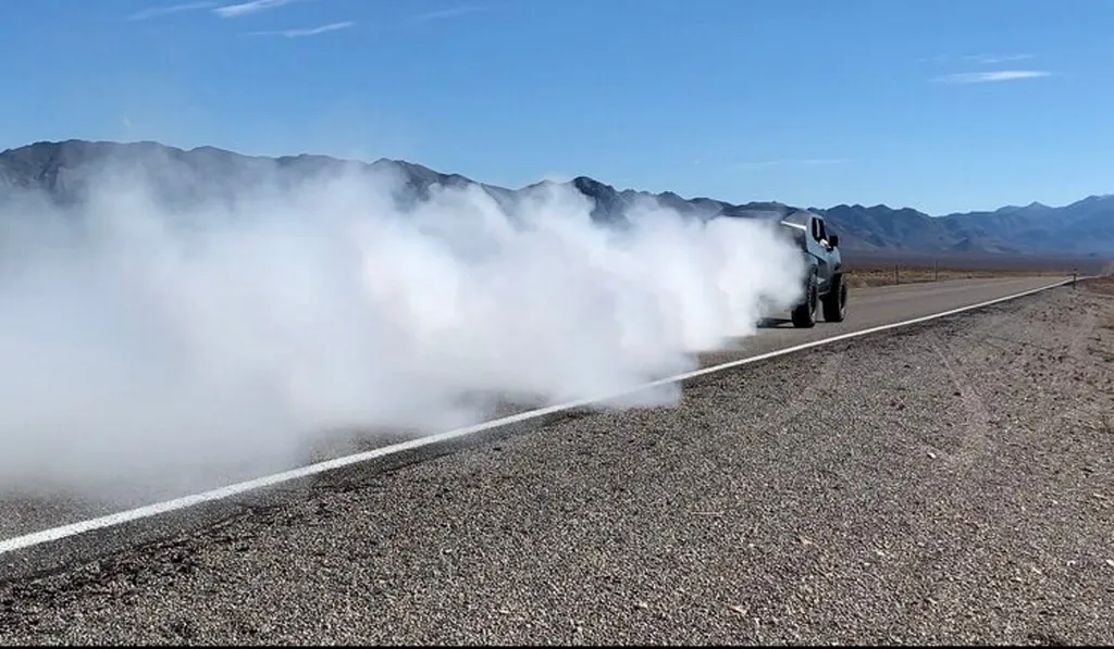 Este SUV blindado é capaz de soltar spray de pimenta e cortina de fumaça - 2