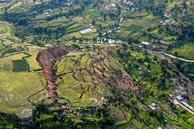 Deslizamentos de terra são uma consequência de processos erosivos (Imagem: Ministerio de Defensa del Perú/Wikimedia Commons)