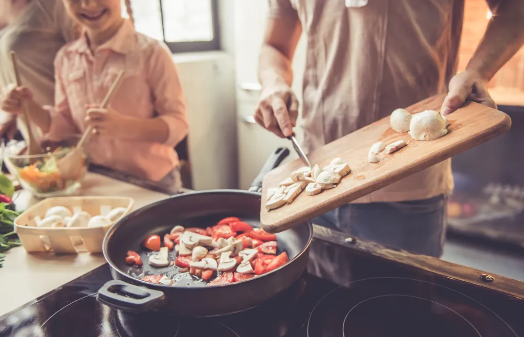 Muitas pessoas descobriram ou redescobriram atividades que amam fazer durante o isolamento da pandemia, como cozinhar, cuidar das plantas ou pintar (Imagem: GeorgeRudy/Envato Elements)