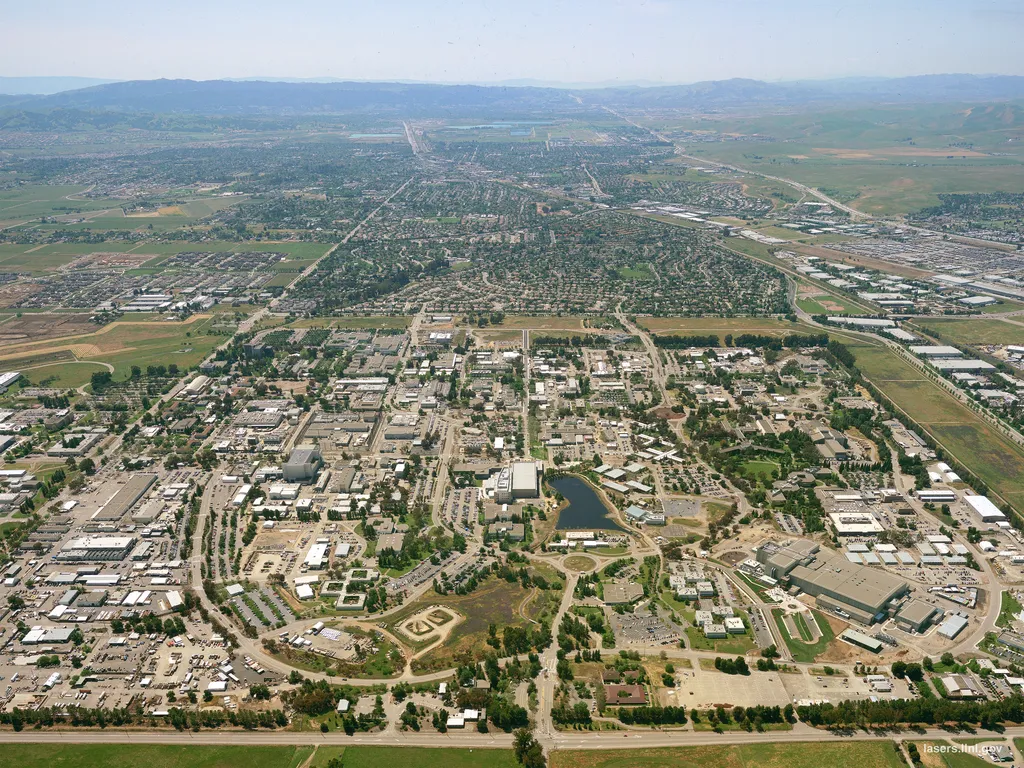 Vista aérea do Laboratório Nacional Lawrence Livermore, onde são feitas as pesquisas de energia de fusão nuclear na Califórnia (Imagem: National Ignition Facility/Wikimedia Commons)