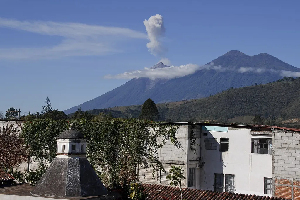 Vulcão Fuego na Guatemala visto da cidade turística Antigua (Imagem: Librex/Wikimedia Commons)