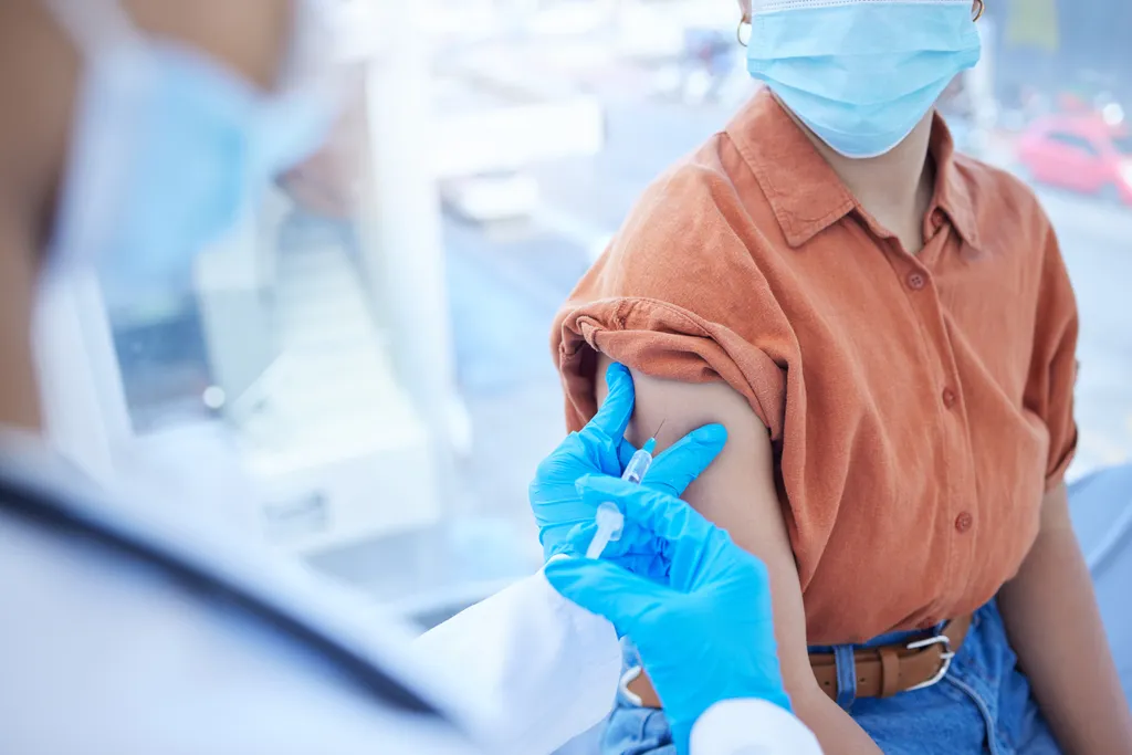 O desenvolvimento de imunizantes e medicamentos contra a covid-19 foi acelerado pelo uso de IA e ML, que ainda podem ajudar muito a saúde (Imagem: YuriArcursPeopleimages/Envato)