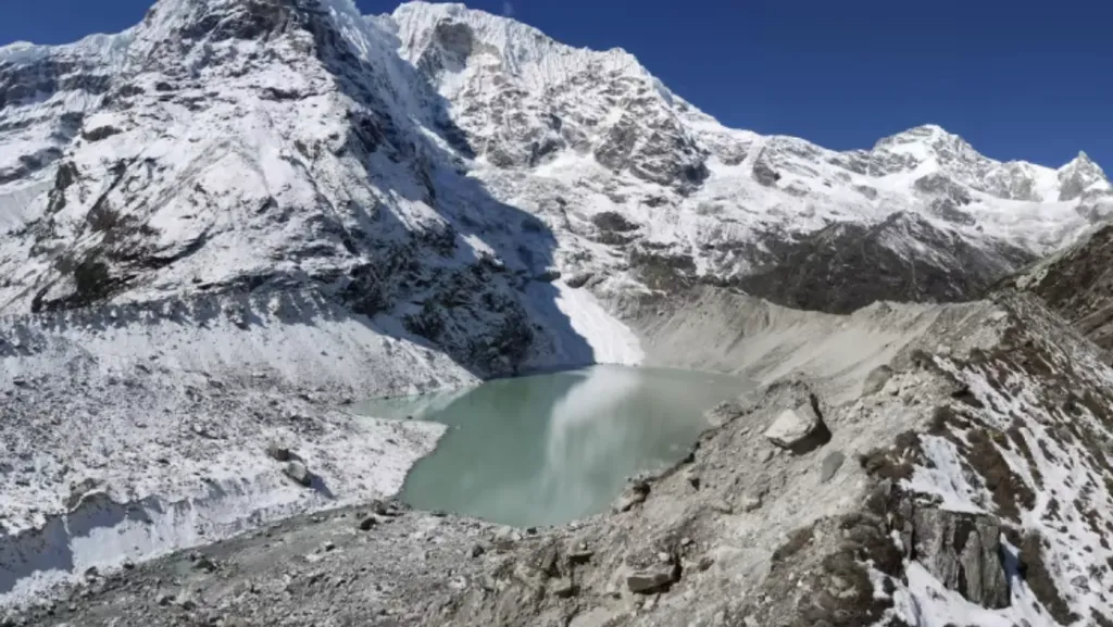 Lago glacial no Vale Langmoche no Nepal. Em 1985, o lago rompeu causando grandes danos na região (Imagem: Northumbria University/Reprodução)