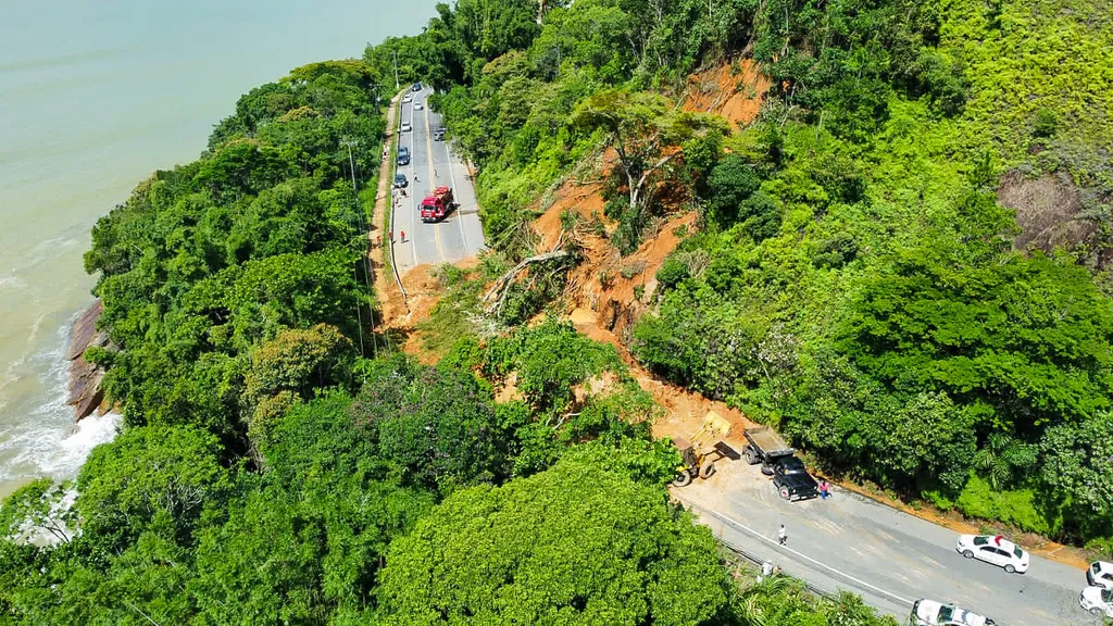 A combinação da declividade, solo e a influência do relevo nas chuvas tornam os deslizamentos desastres frequentes no litoral paulista ( Imagem: Defesa Civil de Ubatuba/Wikimedia Commons)