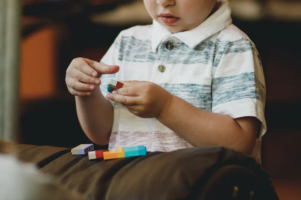 Diferenças no processamento visual do cérebro de crianças autistas foi vista em experimento com ilusões de ótica (Imagem: Caleb Woods/Unsplash)