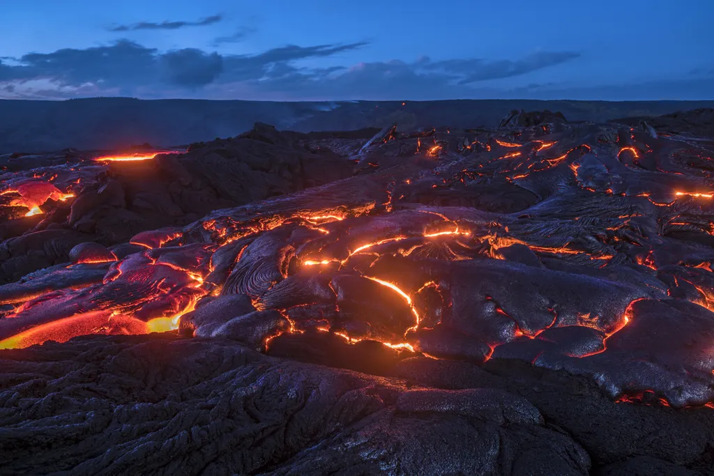 A nova abordagem dos cientistas sugere que o oceano de magma que cobria a Terra primitiva teria interagido com uma atmosfera rica em hidrogênio para formar a água do planeta (Imagem: joebelanger/envato)