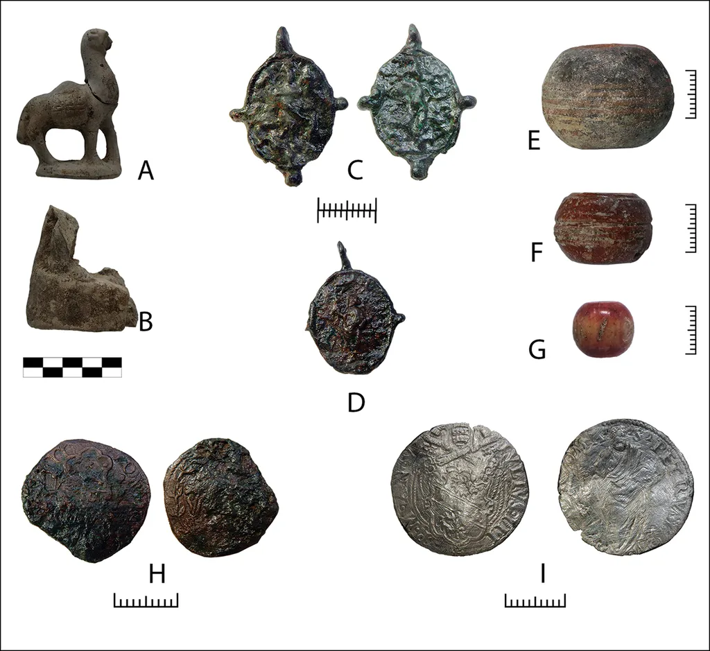 Alguns objetos pessoais encontrados no aterro na escavação de 2021 (Imagem: Boschetti et al./Antiquity)