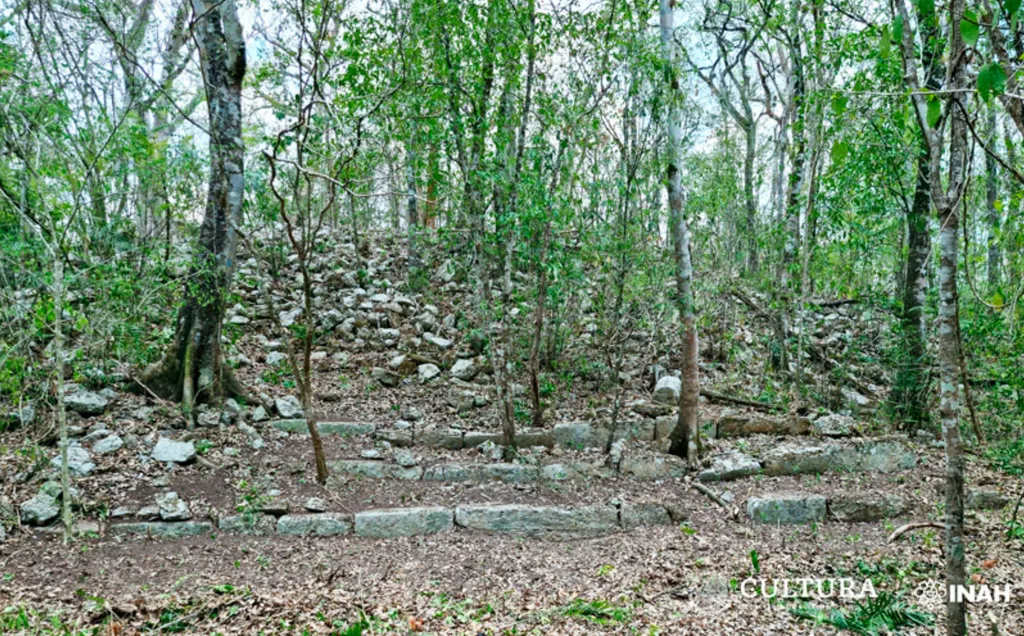 Escadaria encontrada entre as estruturas da cidade maia perdida de Ocomtún (Imagem: Ivan Ṡprajc/INAH)