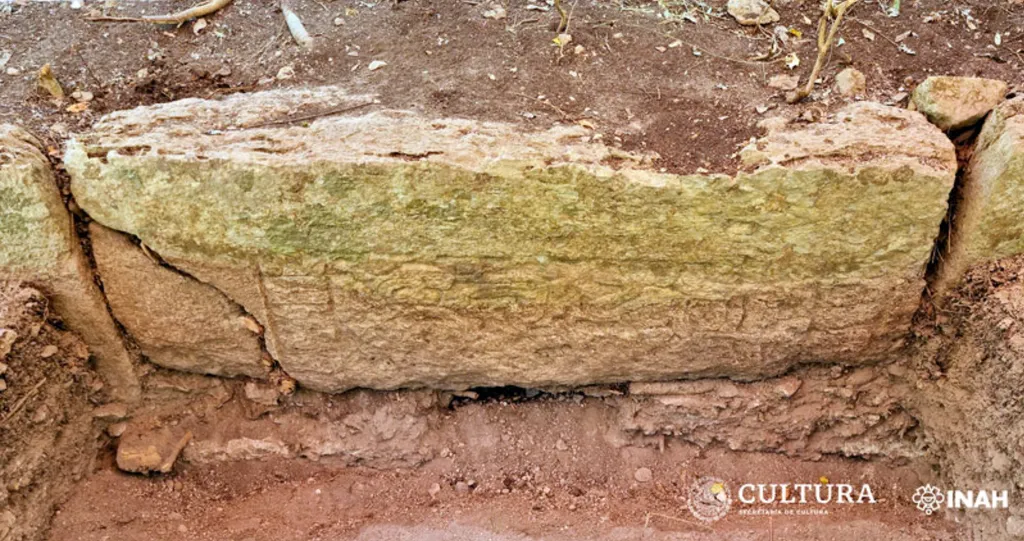 Parte de estrutura contendo um alto-relevo encontrada em Ocomtún, cidade maia perdida em Yucatán (Imagem: Ivan Ṡprajc/INAH)