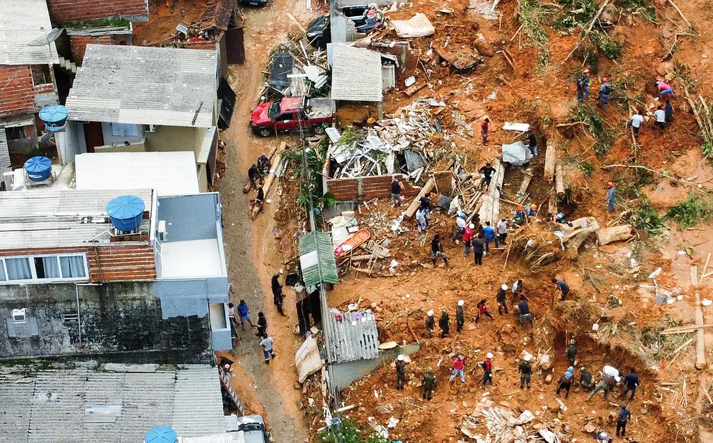 Deslizamentos de terra, como os que aconteceram no litoral paulista em fevereiro deste ano, tiram vidas e destroem casas ao redor de todo o globo (Imagem: Governo do Estado de São Paulo/Wikimedia Commons)