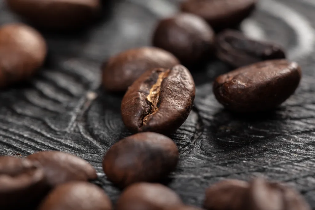 A cafeína, sozinha, melhora algumas funções neurológicas necessárias para acordar, mas sozinha não deve proporcionar o ânimo relatado por consumidores ao beber o cafezinho matinal (Imagem: FabrikaPhoto/Envato)