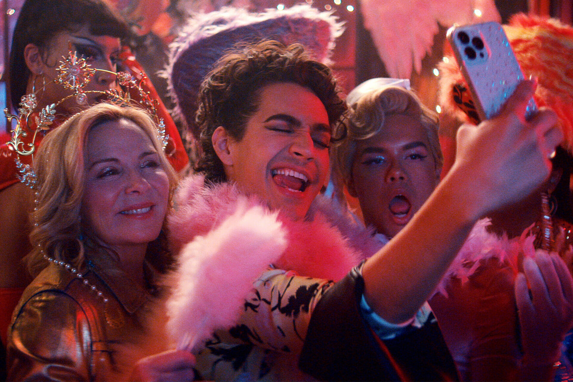 Mundo Positivo Glamorous Netflix Divulga Trailer Da Série Queer Com Kim Cattrall Mundo Positivo 