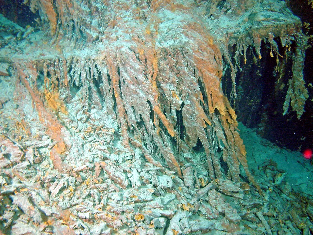 Formações de ferro em decomposição geradas a partir de atividade bacteriana nos destroços do Titanic (Imagem: Lori Johnston/NOAA/Wikimedia Commons)