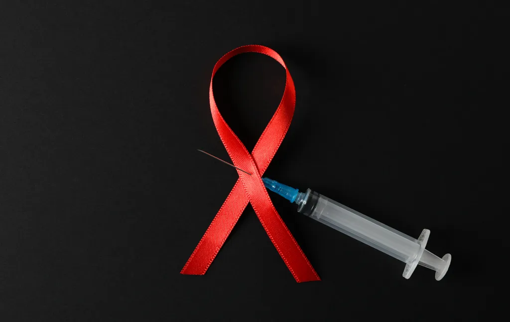 Atualmente, há vacinas para prevenção do HIV e remédios que deixam o vírus inativo em pessoas positivas, mas nenhum tratamento erradica completamente o patógeno em estado dormente (Imagem: AtlasComposer/Envato)