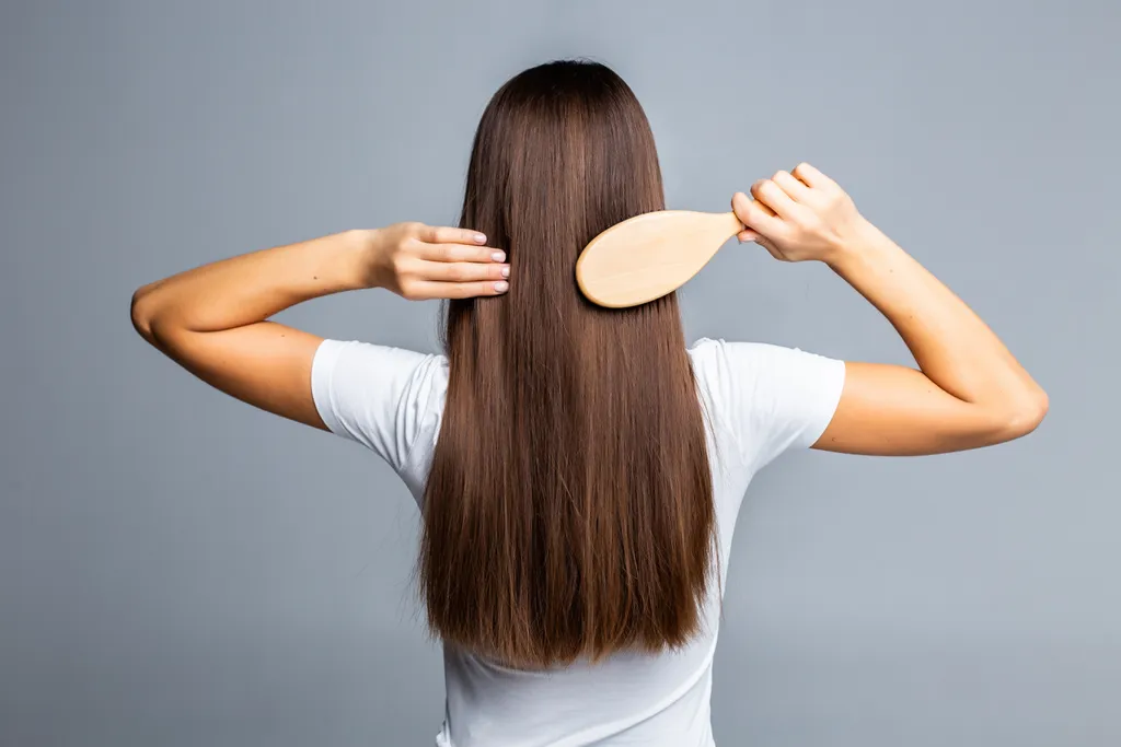 É normal ver muitos fios de cabelo saindo na escova, já que eles podem ficar presos e não sair no dia em que se desprenderam do couro cabeludo. É normal perdermos de 50 a 100 fios de cabelo por dia (Imagem: diana.grytsku/Freepik)