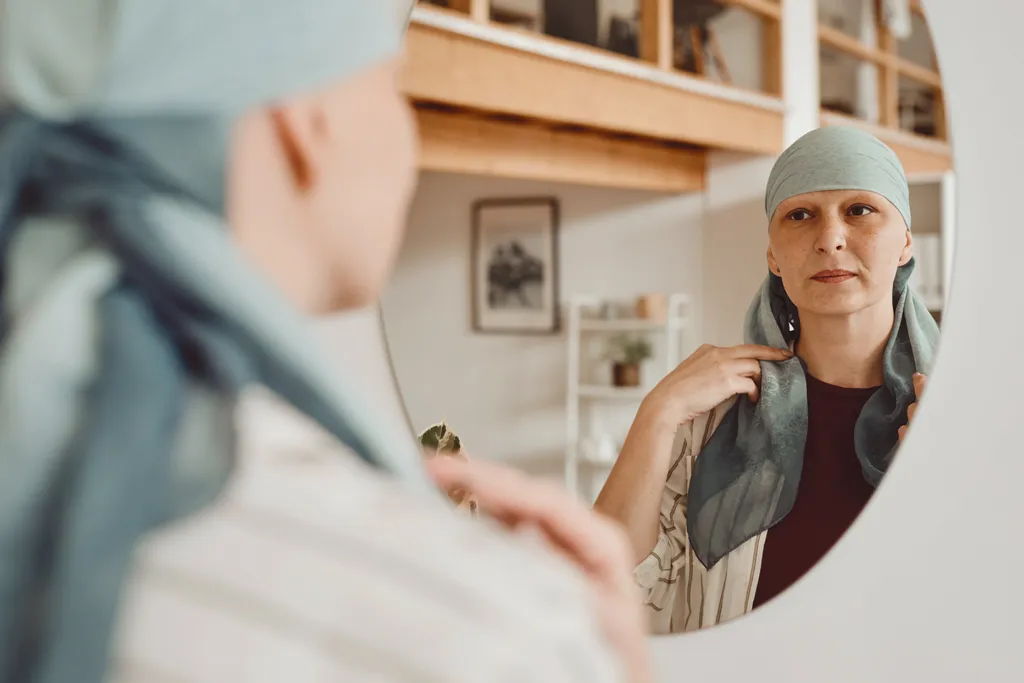 A alopecia areata é uma condição autoimune que leva à perda de cabelo, doença famosa por acometer Jada Pinkett Smith (Imagem: Seventyfourimages/Envato Elements)