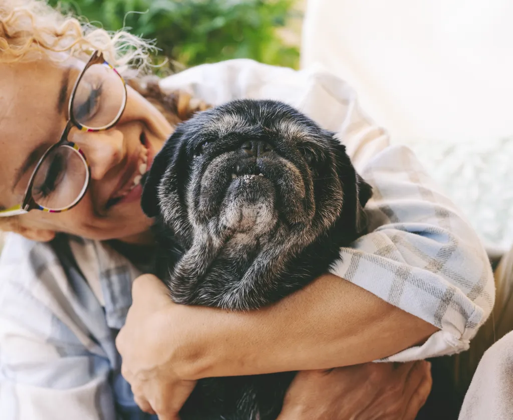 Ao falar com os pets, as mães humanas articulam melhor e mostram um estado emocional mais positivo, assim como fazem com seus próprios filhos humanos (Imagem: westend61/Envato)