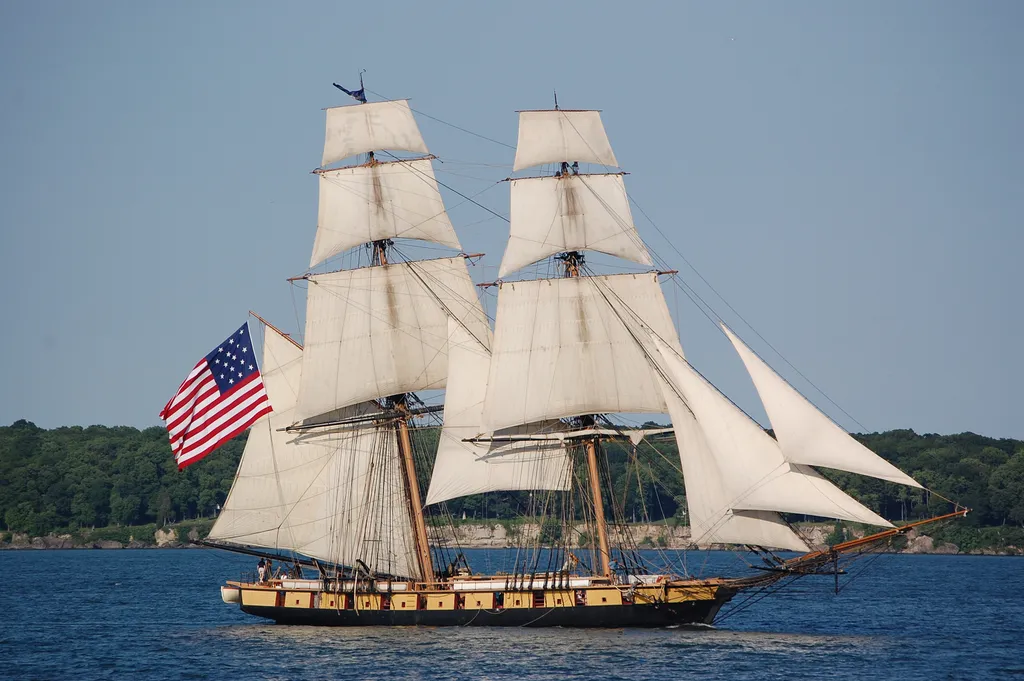 Um brigue é um tipo de embarcação à vela de dois mastros com velas quadradas transversais, como este da imagem, parecido com o Brigue Camargo. Pela sua rapidez, esse tipo de navio era comumente utilizado para o transporte de escravos (Imagem: Lance Woodworth/CC-BY-2.0)