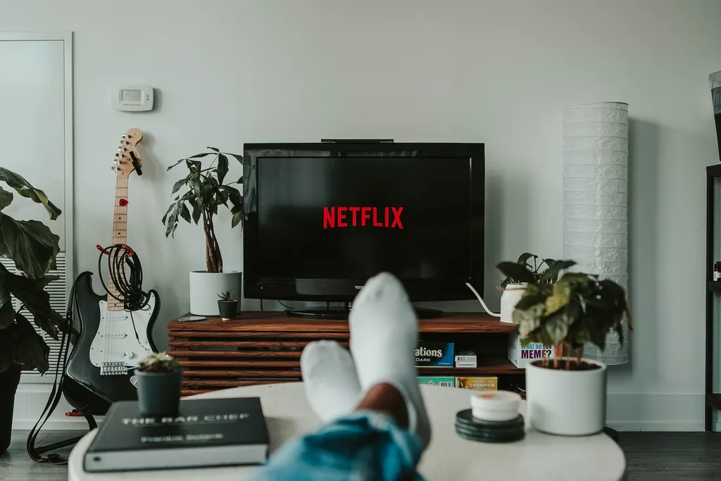 Netflix começou a cobrar por usuário “extra” em maio (Imagem: Mollie Sivaram/Unsplash)