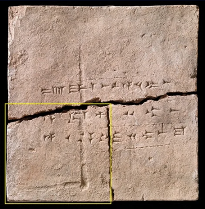 O tijolo assírio rachado de onde vieram as amostras — nele, está inscrita sua origem, a cidade de Kalhu (Imagem: Arbøll et al./Scientific Reports)