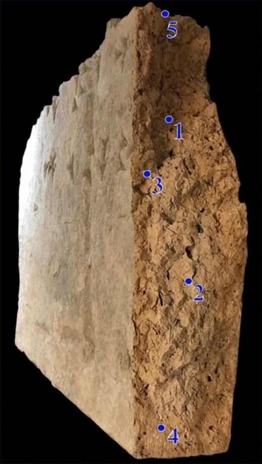 Vista lateral do tijolo, com os pontos de onde foram retiradas amostras — a parte mostrada na imagem corresponde à seção marcada em amarelo na foto anterior (Imagem: Arbøll et al./Scientific Reports)