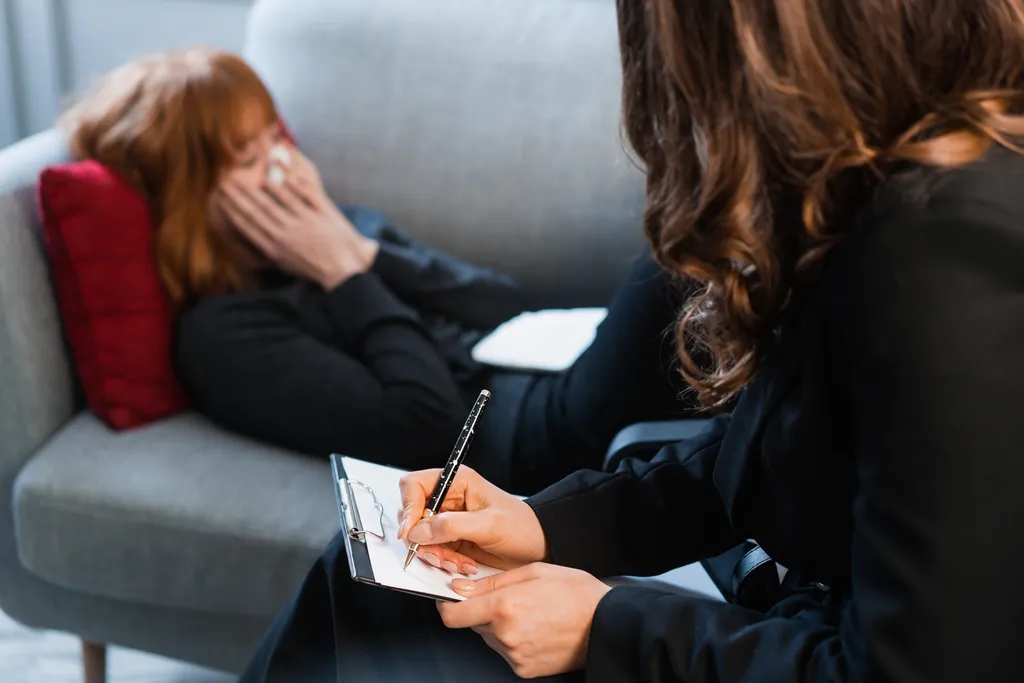 Conversar com seus entes queridos e amigos que apresentam sinais depressivos e tendências suicidas é o melhor caminho para a prevenção — leve-os a profissionais de saúde mental, mesmo que tenha de ser contra a vontade (Imagem: levinajuli/envato)